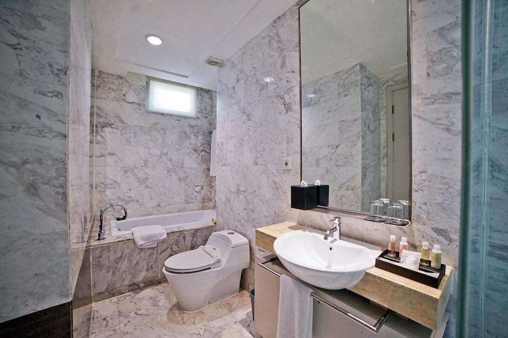 होटल के अलावा Fraser Sudirman 5*